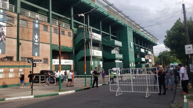 La zona de ingreso de los planteles de Newells y Banfield en el Florencio Sola. Todo muy tranquilo.