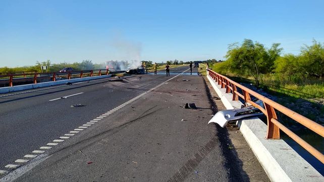 Un auto se prendió fuego tras un choque en la autopista