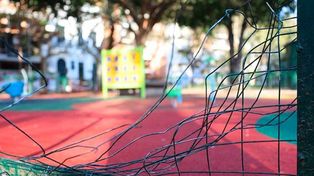 El alambrado de la plaza Lòpez amaneció roto a patadas este lunes.