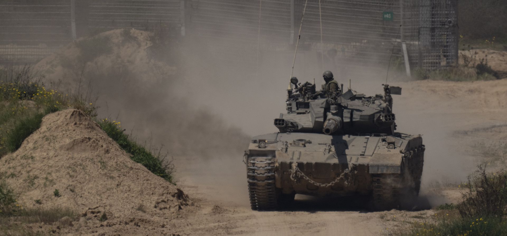 Un soldado israelí se mueve encima de un tanque cerca de la frontera entre Israel y Gaza, visto desde el sur de Israel, el jueves 4 de abril de 2024. (Foto AP/Leo Correa) Un soldado israelí se mueve encima de un tanque cerca de la frontera entre Israel y Gaza, visto desde el sur de Israel, el jueves 4 de abril de 2024. (Foto AP/Leo Correa)