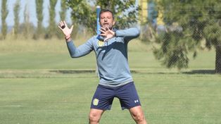 Mete mano. El técnico auriazul lo hace en las prácticas, con la cabeza puesta en la final del jueves en Mendoza.