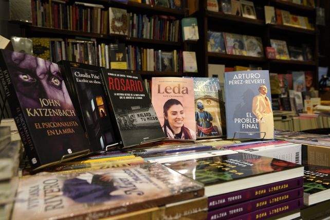 Los libros más pedidos en las librerías rosarinas para fin de año.