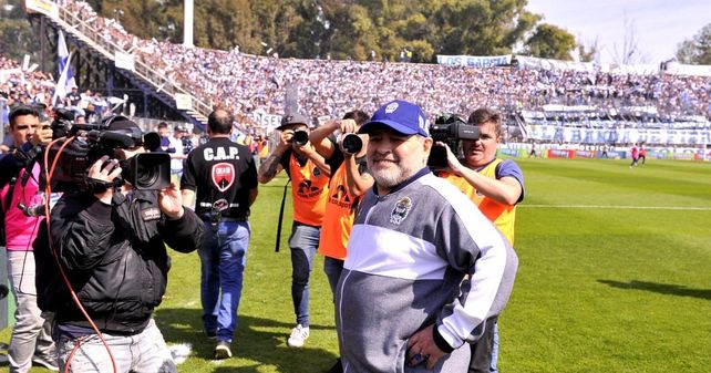 Racing le amargó el debut a Maradona en Gimnasia