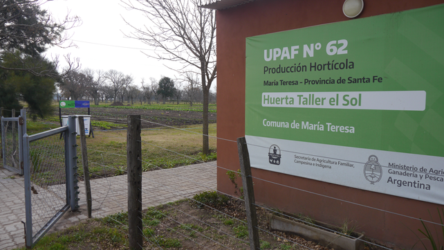 Ingreso a la huerta comunitaria de María Teresa, una de las instituciones beneficiadas por la generación distribuida del parque solar.