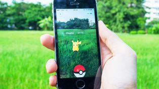 La locura por Pokémon Go llegó a Roldán: la emoción de tres chicos al atrapar a Pikachu