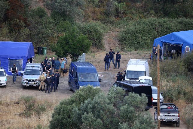 Oficiales de las fuerzas policiales participantes hablan entre ellos en la zona del embalse de Arade
