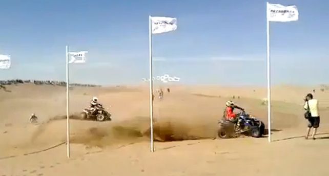 Un reportero gr&aacute;fico fue embestido por un cuatriciclo mientras cubr&iacute;a una carrera en la costa