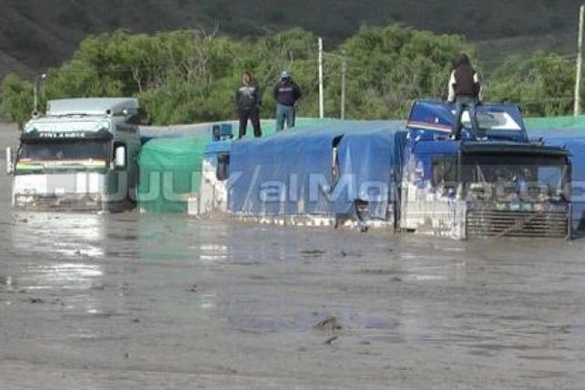 Jujuy: Se desmoronó un cerro en Volcán y provocó un alud