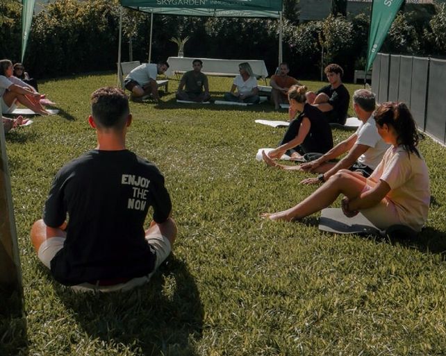 Jornada grupal de meditación previa a la inmersión en baños helados.