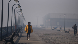 Aire irrespirable. Un vecino camino por la zona cercana al parque de España, al lado del río.&nbsp;