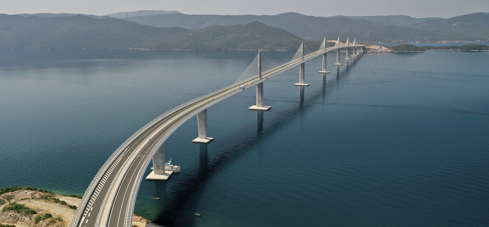 Una vista aérea del puente Peljesac recién construido en Komarna, en el sur de Croacia, el martes 26 de julio de 2022. Croacia celebra la inauguración de un puente clave y largamente esperado que conecta dos partes de la costa del mar Adriático del país y pasa por alto una pequeña parte de territorio de Bosnia.