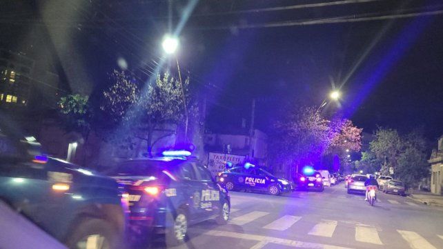 Un hombre disparó contra dos mujeres y un niño en plena Avenida Blas Parera este sábado.