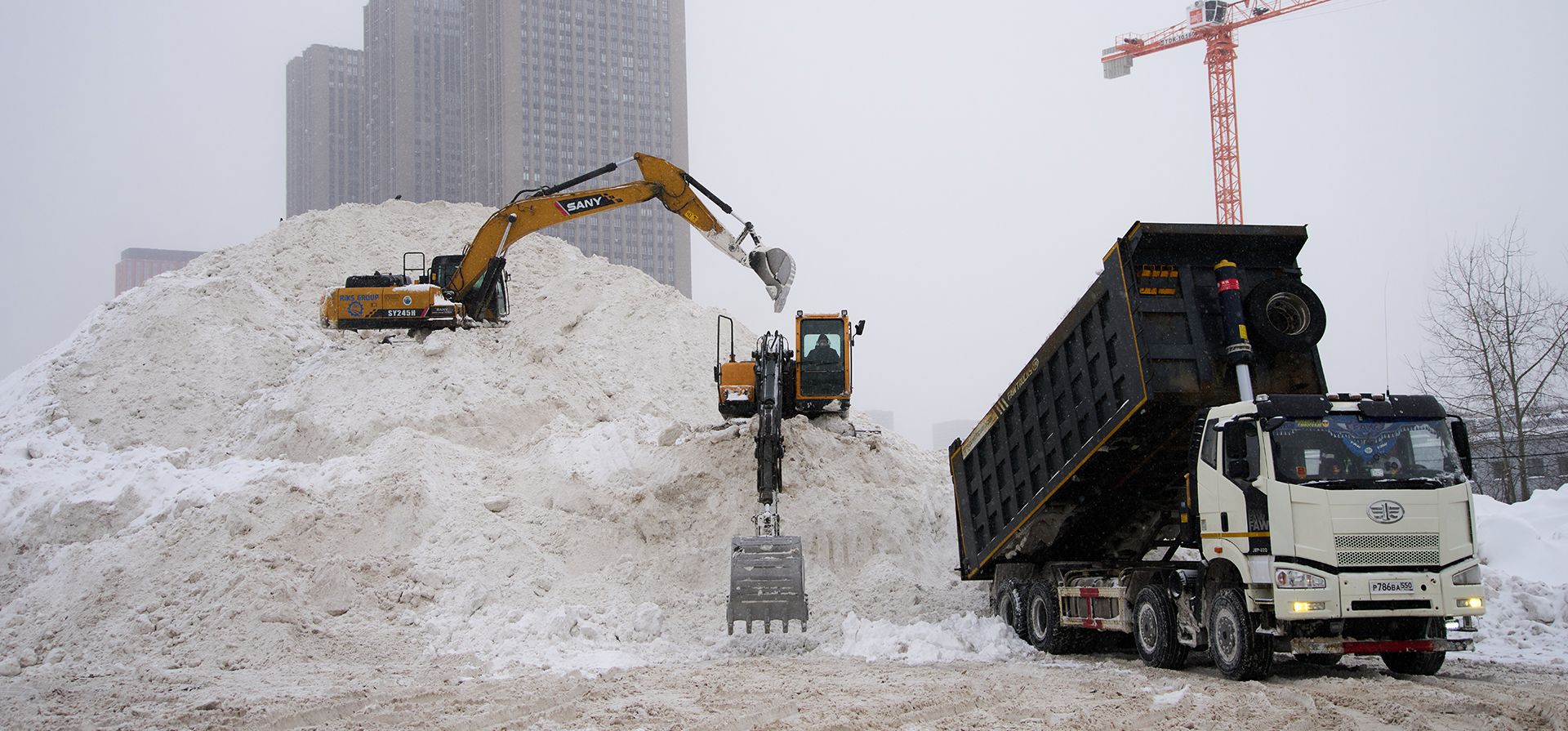 Excavadoras en un vertedero para la nieve despejada de las calles tras una fuerte nevada en Moscú, el jueves 29 de enero de 2026. (Foto AP/Alexander Zemlianichenko)