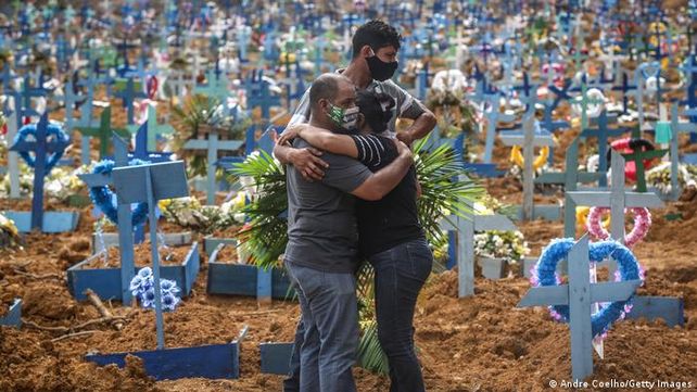 Escena cotidiana en un cementerio de Manaos