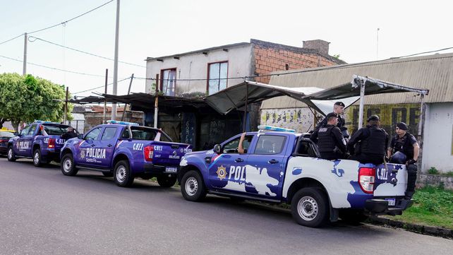 Fuerte custodia policial al iniciarse la demolición de un emblemático búnker que según la Justicia perteneció al Clan Funes.