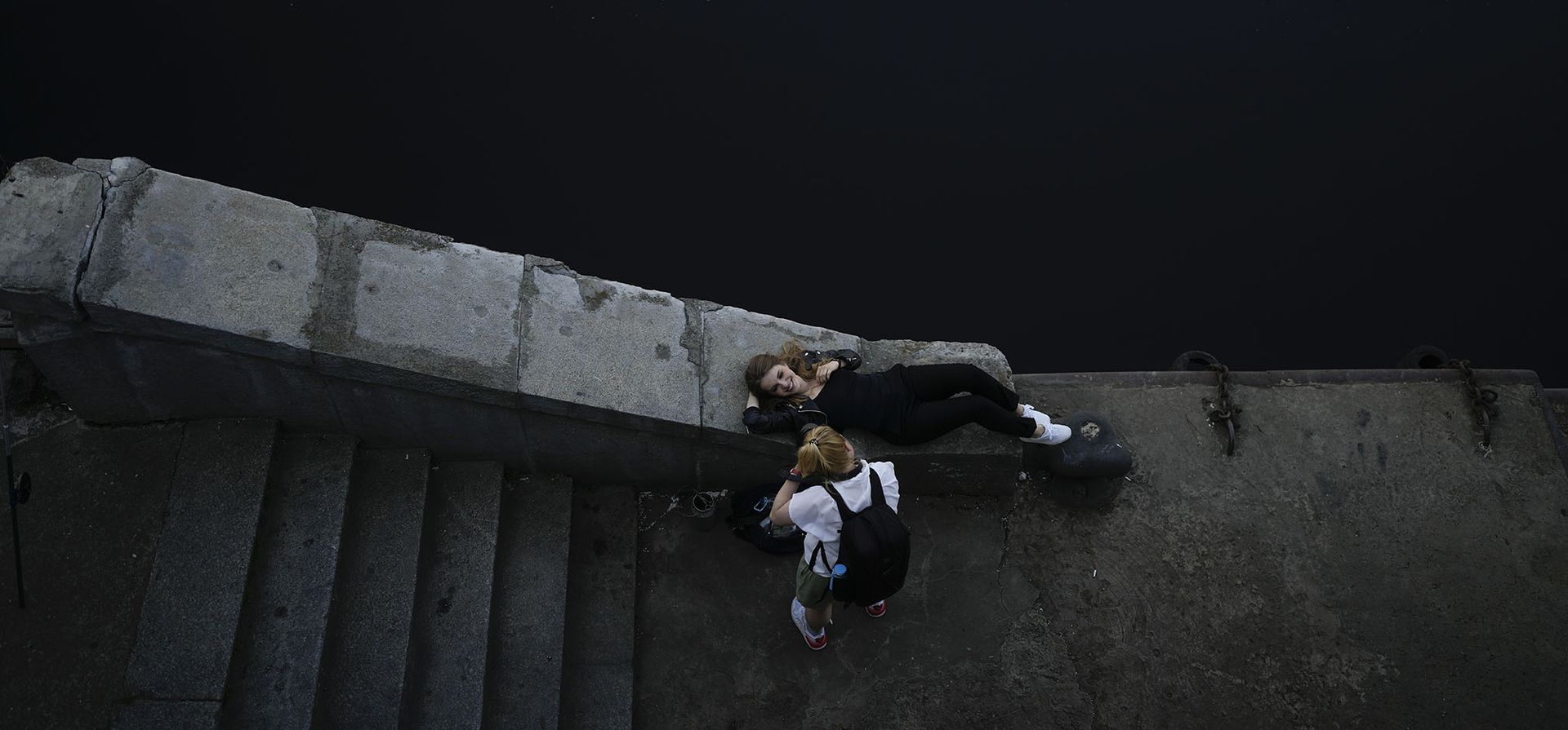 Una mujer posa para una foto en Kyiv.