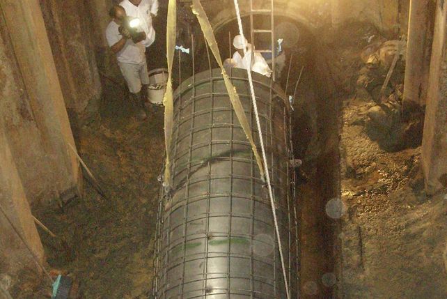 Socavón de Urquiza: se colocaron los primeros tramos de reparación del conducto cloacal
