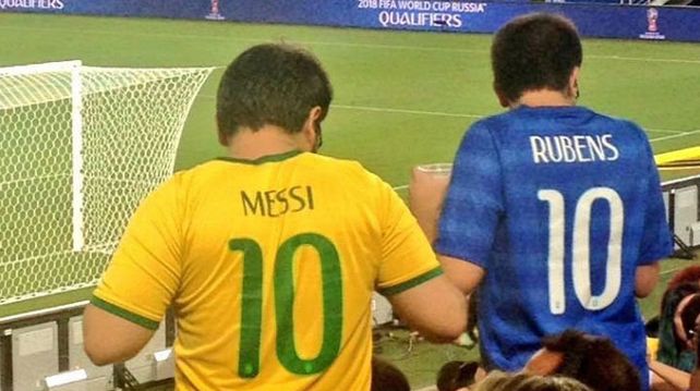 Un hincha de Brasil estampó la leyenda Messi en la verdeamarelha