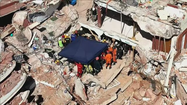 Los rescatitas intentan llegar al cuerpo de la tercera víctima del derrumbe de Villa Gesell