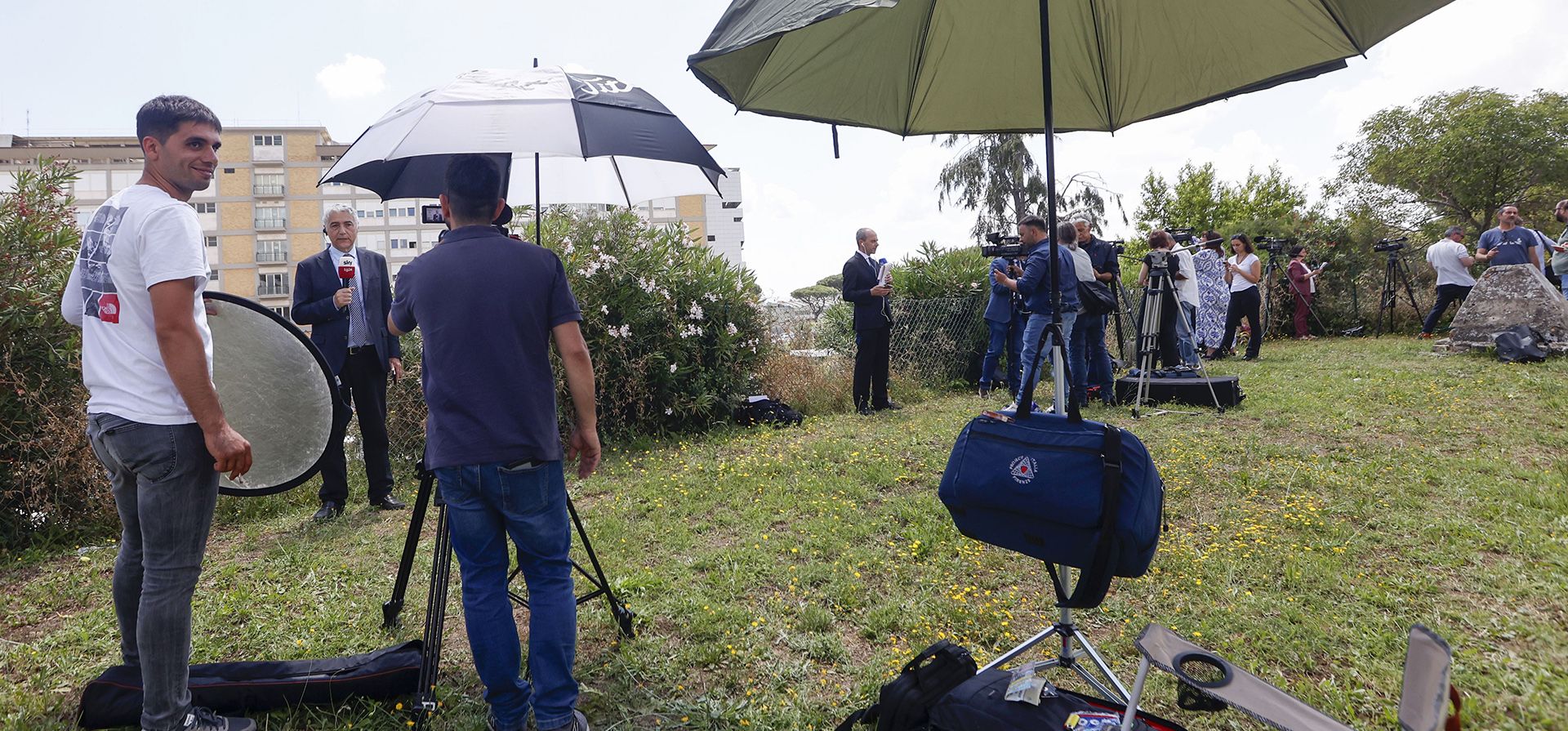 Periodistas toman posición afuera del Policlínico Universitario Agostino Gemelli en Roma, el miércoles 7 de junio de 2023. El Papa Francisco va al hospital para una cirugía en su intestino, dos años después de que le extirparon 33 centímetros (13 pulgadas) de su colon debido a una inflamación y estrechamiento del intestino grueso. (Foto AP/Riccardo De Luca) Periodistas toman posición afuera del Policlínico Universitario Agostino Gemelli en Roma, el miércoles 7 de junio de 2023. El Papa Francisco va al hospital para una cirugía en su intestino, dos años después de que le extirparon 33 centímetros (13 pulgadas) de su colon debido a una inflamación y estrechamiento del intestino grueso. (Foto AP/Riccardo De Luca)