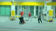 Brutal pelea. Un joven agredido con golpes, patadas y escobazos en una estación de servicio de Bulevar Gálvez.