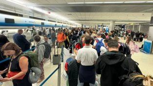 Más de mil argentinos están varados en EEUU por cancelaciones de vuelos