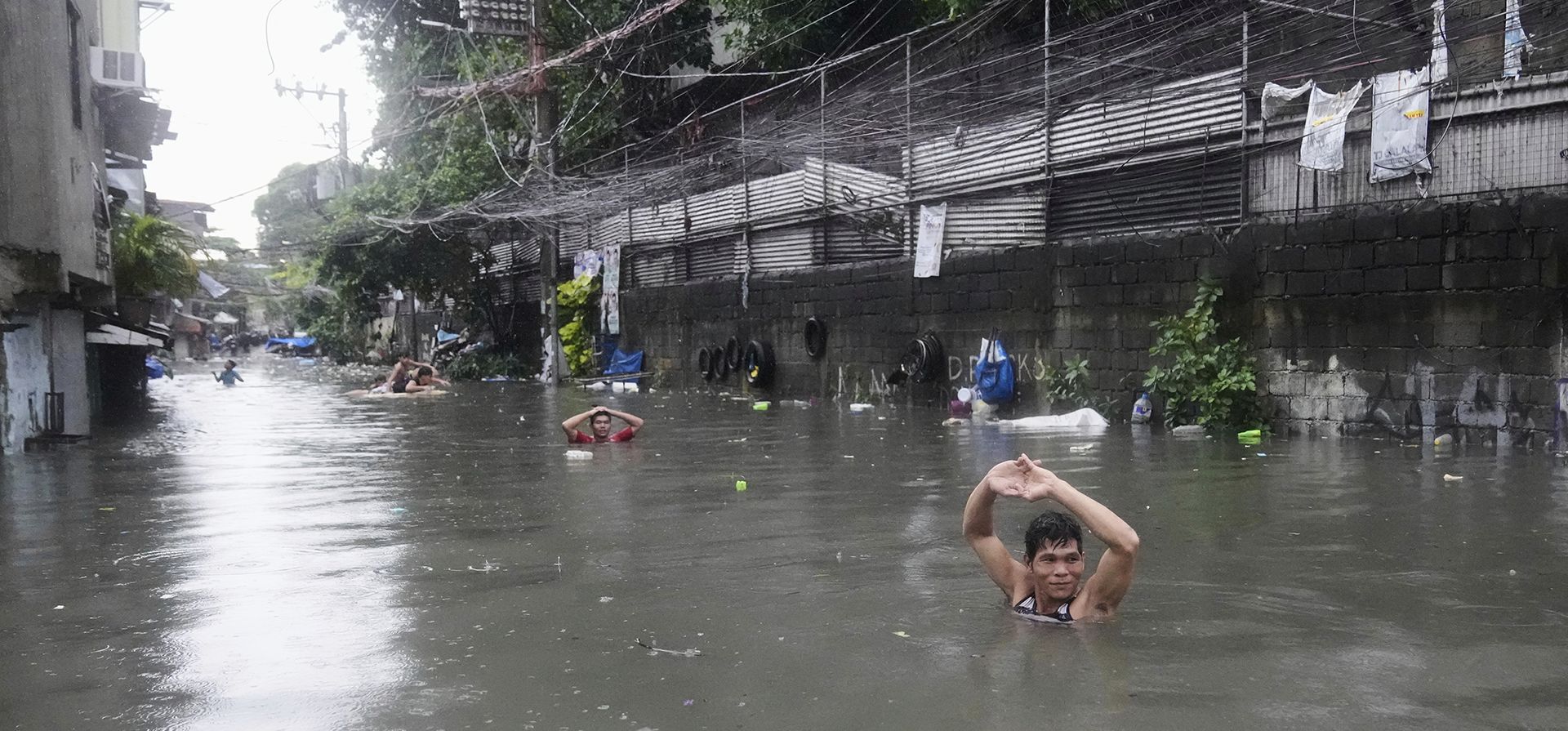 Un hombre camina sobre aguas inundadas hasta el pecho en una zona residencial después de que la tormenta tropical Wipha causara lluvias monzónicas intensas en la ciudad de Quezón, Filipinas, el lunes 21 de julio de 2025. (Foto AP/Aaron Favila) Un hombre camina sobre aguas inundadas hasta el pecho en una zona residencial después de que la tormenta tropical Wipha causara lluvias monzónicas intensas en la ciudad de Quezón, Filipinas, el lunes 21 de julio de 2025. (Foto AP/Aaron Favila)