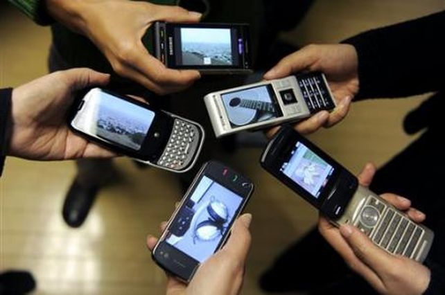 Los celulares inteligentes son un éxito entre los que no pueden vivir sin estar conectados a internet.