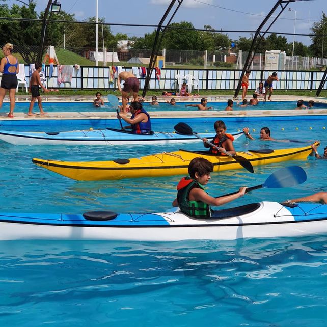 En las colonias de vacaciones también les enseñan a los chicos a remar en kayaks. 