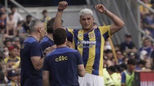 Alejo Veliz es atendido por los médicos tras sufrir la lesión en el hombro apenas iniciado el partido contra Boca.