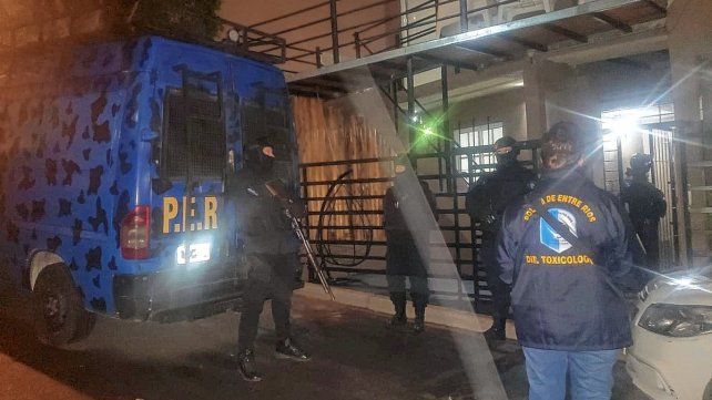 Toxicología allanó viviendas por narcomenudeo en Villa Almendral de Paraná. Secuestraron droga y una mujer fue detenida. Tenía domiciliaria por narcotráfico.