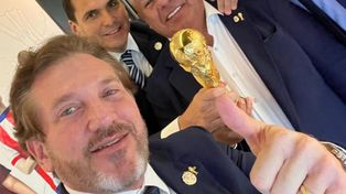 Chiqui Tapia publicó una foto con el presidente de la Conmebol, Alejandro Domínguez, y otros dirigentes felices con el logro para Sudamérica.