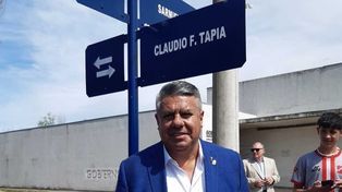 Chiqui Tapia sonríe delante del cartel que identifica un calle con su nombre en Santa Fe.