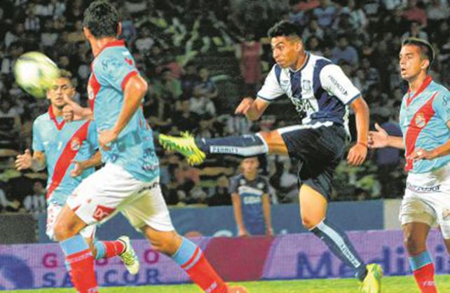 Arsenal y Talleres quieren acercarse a la zona de copas