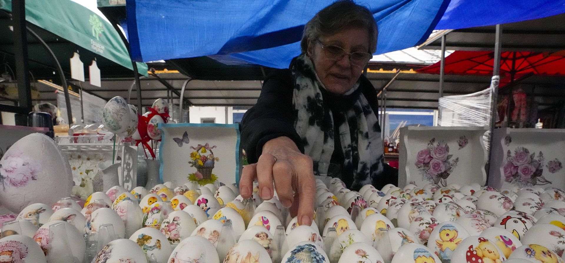 Un vendedor coloca huevos pintados a mano y decorados para la Pascua en un mercado verde, el Viernes Santo Ortodoxo, en Belgrado, Serbia, el viernes 14 de abril de 2023. Los serbios ortodoxos celebran la Pascua el 16 de abril, según el antiguo calendario juliano. (Foto AP/Darko Vojinovic)