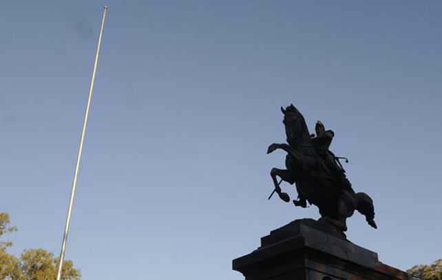 La enseña que flameaba en el segundo mástil más alto de Rosario frente a la estatua ecuestre de Belgrano medía 9 metros por 4. (Foto: Matías Sarlo)
