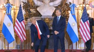 Trump se enojó con la traducción y arrojó el auricular al piso