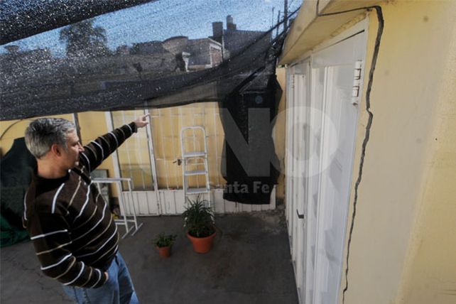 Barrio Mayoraz: se hunde la estación cloacal y otra casa se desmorona