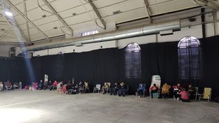 Primeros en la fila. Desde ya la tarde, varios feligreses comenzaron a hacer la hilera dentro del predio de la ex Rural, en el Parque Independencia