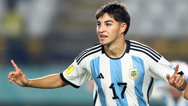 Valentino Acuña anotó el segundo gol y lo celebra en la victoria de la selección argentina sobre Japón por 3 a 1.