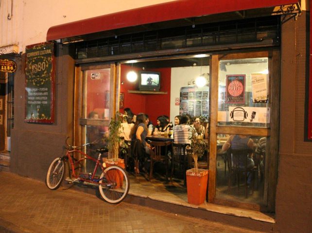 La Chamuyera es un espacio cultural ubicado en Corrientes al 1300, que fue denunciado por ruidos molestos. 