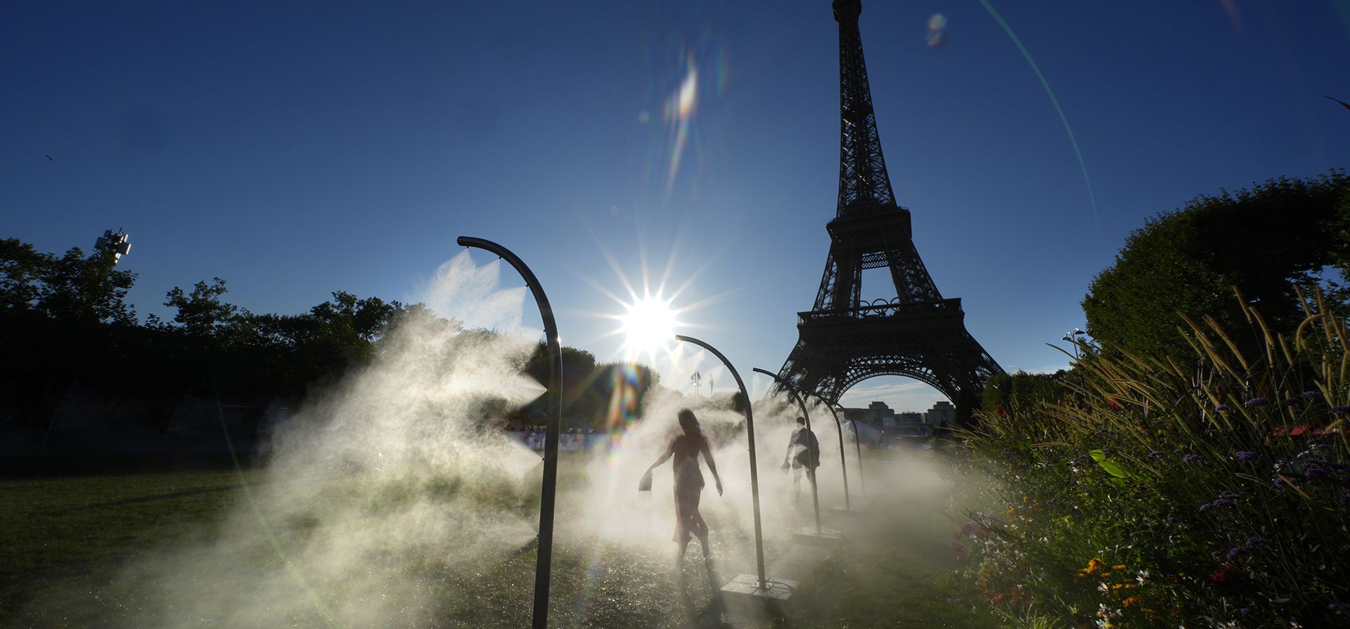 Una espectadora camina entre rociadores de agua en su camino hacia el Estadio de la Torre Eiffel para ver un partido de voleibol de playa en los Juegos Olímpicos de Verano de 2024, el 28 de julio de 2024, en París, Francia. (Foto archivo: AP/Robert F. Bukaty) Una espectadora camina entre rociadores de agua en su camino hacia el Estadio de la Torre Eiffel para ver un partido de voleibol de playa en los Juegos Olímpicos de Verano de 2024, el 28 de julio de 2024, en París, Francia. (Foto archivo: AP/Robert F. Bukaty)