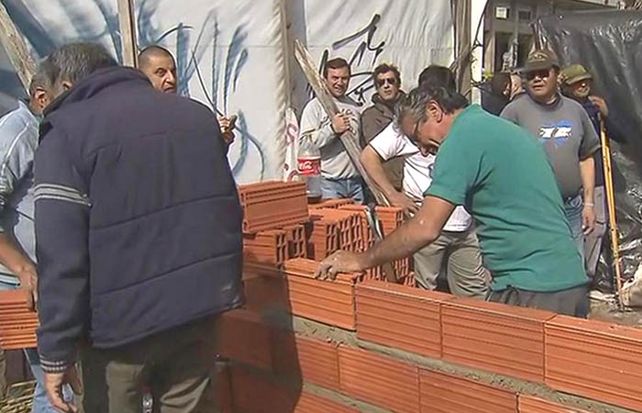 Ex conscriptos construyen una casa en Plaza de Mayo. (Imagen TV)