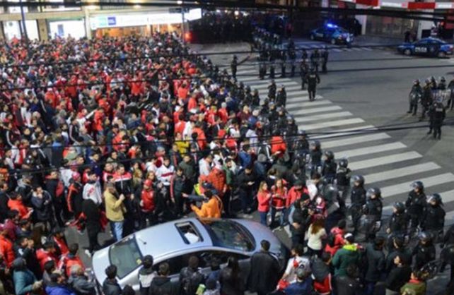 Murió un hincha en la previa del primer Superclásico copero
