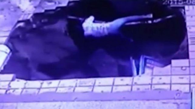 Un hundimiento de una vereda que se tragó a cinco personas