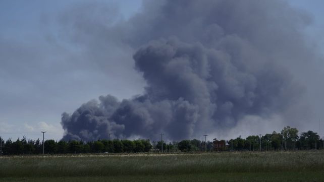 Densa columna de humo negro. Así ardía la fábrica ubicada en la A012.