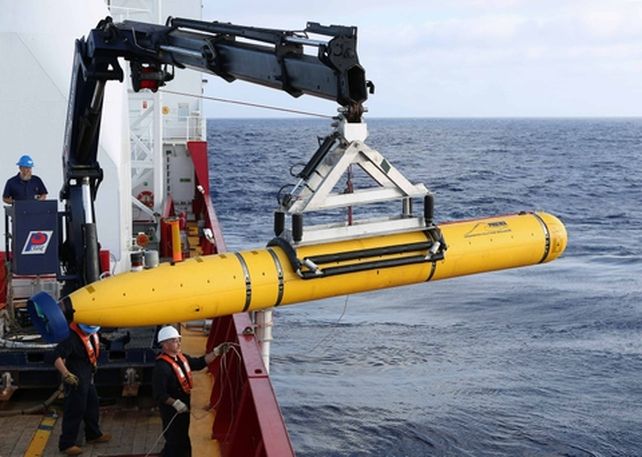 Tripulación a bordo del buque australiano Ocean Shield posiciona el Bluefin-21 para comenzar otra busqueda de restos del MH370.