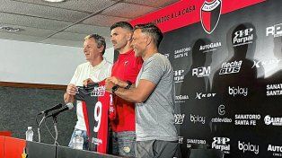 Colón presentó a Emmanuel Gigliotti junto a la dirigencia.