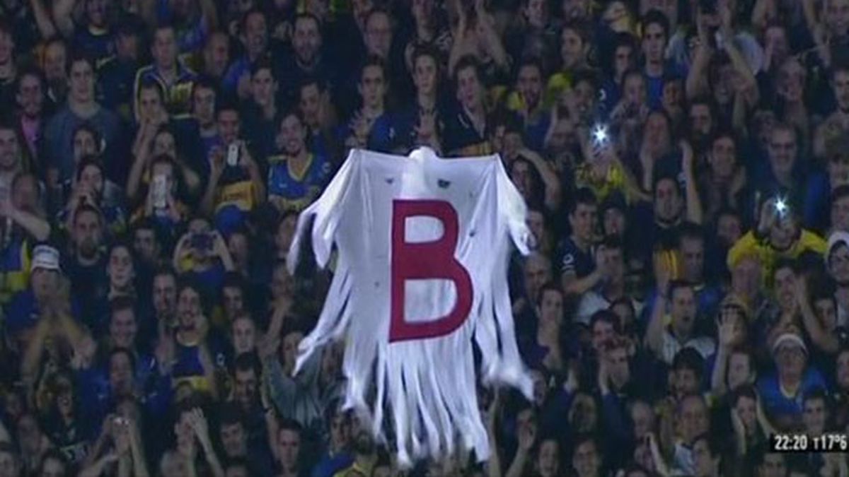 Hinchas de Boca se divirtieron con un fantasmita en medio de los incidentes