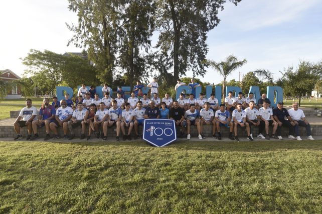 Ciudad de Pérez. Jugadores, directivos, allegados y cuerpo técnico posaron para la producción de fotos del Diario La Capital.  